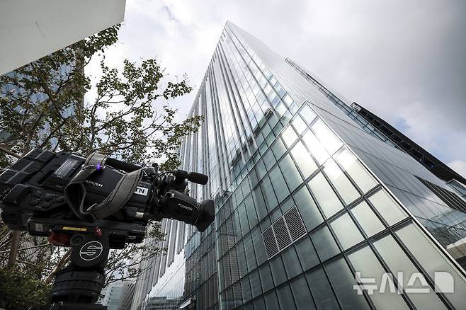 [서울=뉴시스] 정병혁 기자 = 29일 서울 종로구 김건희 특검팀(특별검사 민중기) 사무실 앞에서 취재진이 대기하고 있다. 2025.08.29. jhope@newsis.com