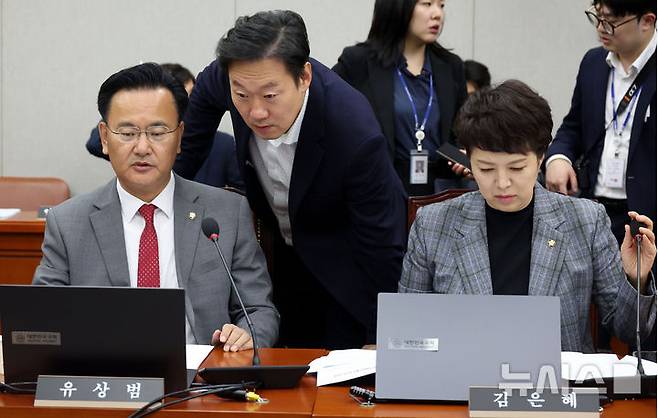 [서울=뉴시스] 조성봉 기자 = 유상범, 박수민, 김은혜 국민의힘 의원이 24일 오전 서울 여의도 국회에서 열린 운영위원회 전체회의에서 대화를 하고 있다.  2025.09.24. suncho21@newsis.com