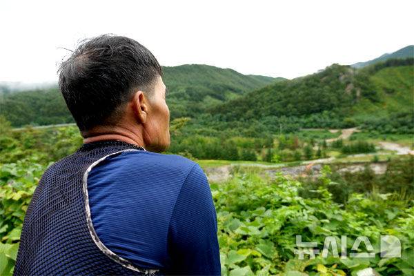 [강릉=뉴시스] 김태겸 기자 = 지난 21일 강원 강릉시 왕산면 오봉저수지의  저수율이 50%를 보이고 있는 가운데 저수지를 바라보고 있는 주민의 모습이다. 2025.09.24. patk21@newsis.com