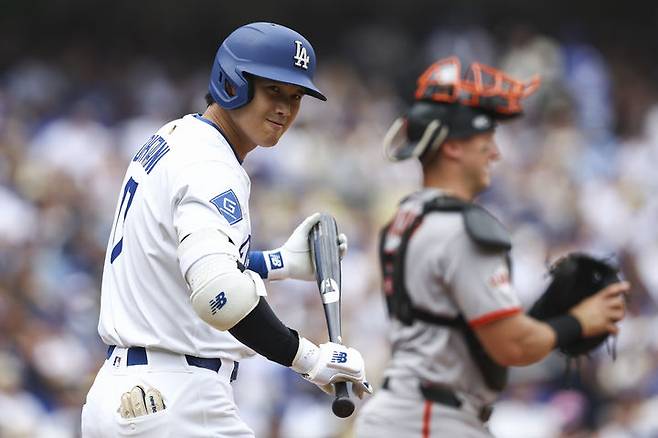 [로스앤젤레스=AP/뉴시스] LA 다저스의 '슈퍼스타' 오타니 쇼헤이가 21일(현지 시간) 미국 캘리포니아주 로스앤젤레스의 다저스타디움에서 열린 2025 MLB 샌프란시스코 자이언츠와의 홈 경기에 1번 지명타자로 선발 출전해 타석에 임하기 전 동료와 눈빛을 주고받고 있다. 2025.09.22.