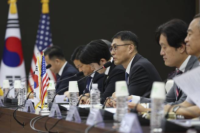 [서울=뉴시스] 대한민국 국방부와 미합중국 국방부는 23일부터 24일까지 서울에서 제27차 한미 통합국방협의체?(KIDD : Korea-U.S. Integrated Defense Dialogue, 이하 KIDD) 회의를 개최했다. 이번 회의는 대한민국 국방부 윤봉희 국방정책실장 대리와 미합중국 국방부 존 노(John Noh) 동아시아부차관보를 양측 수석대표로 하여, 양국의 국방 및 외교 분야 주요 직위자들이 참석했다.이번 KIDD 회의에서 양측은 변화하는 역내 안보환경 속에서 한미동맹을 호혜적이고 미래지향적으로 현대화하기 위한 국방분야 협력 전반을 평가하고, 동맹현안에 대해 심도있는 논의를 진행했다. 또한, 양측은 지난 8월, 한미 정상회담에서 논의된 국방분야의 후속조치 이행을 위한 협력을 추진해 나가자는 데 공감했다. (사진=국방부 제공). 2025.09.24. photo@newsis.com *재판매 및 DB 금지