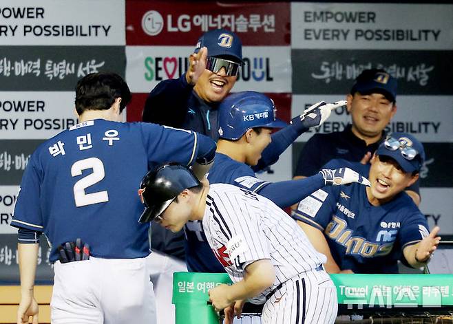 [서울=뉴시스] 김진아 기자 = 19일 오후 서울 송파구 잠실야구장에서 열린 2025 KBO리그 NC 다이노스와 LG 트윈스의 경기, 5회초 2사 NC 김휘집이 솔로 홈런을 친 뒤 더그아웃으로 들어와 이호준 감독의 축하를 받고 있다. 2025.06.19. bluesoda@newsis.com