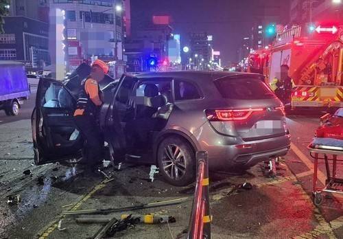 음주운전 역주행 사고를 당해 파손된 60대 피해자 차량 (사진 = 인천소방본부 제공)