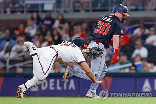 4회 수비에서 몸을 던져 상대 주자를 태그하는 김하성(왼쪽) [AFP=연합뉴스]