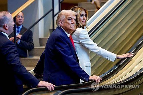 유엔총회장의 에스컬레이터가 도널드 트럼프 미국 대통령과 멜라니아 여사가 올라탄 순간 멈춰섰다. [로이터 연합뉴스 제공]
