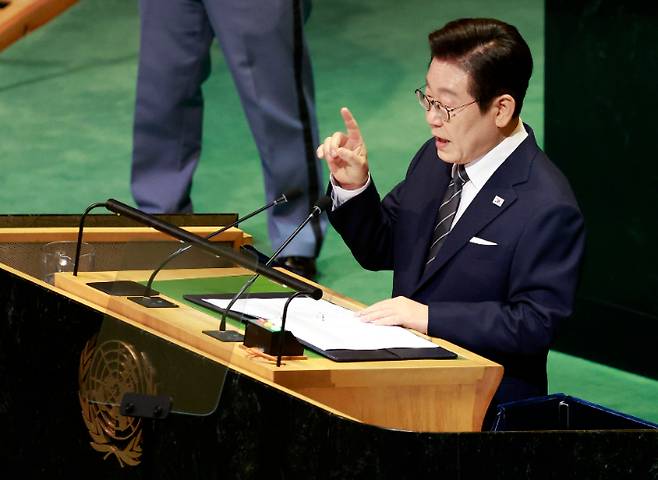 이재명 대통령이 23일(현지시간) 미국 뉴욕 유엔본부 총회장에서 기조연설을 하며 손가락을 들어 보이고 있다. 연합뉴스