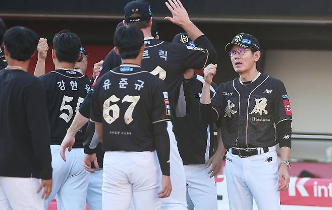지난 21일 경기도 수원케이티위즈파크에서 열린 2025 KBO리그 프로야구 삼성 라이온즈와 kt wiz의 경기. 6-3으로 승리한 kt 이강철 감독(사진 맨 오른쪽)이 선수들과 인사하고 있다. 연합뉴스