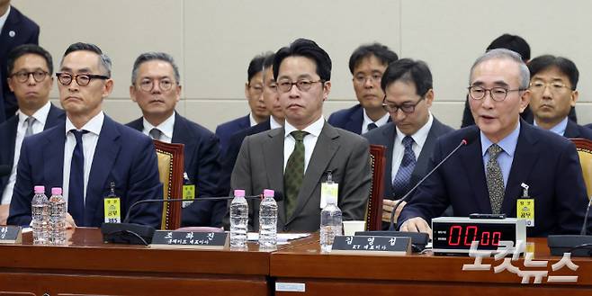 24일 서울 여의도 국회 과학기술정보방송통신위원회에서 열린 대규모 해킹사고(통신·금융) 관련 청문회에 출석한 김영섭 KT대표이사가 의원 질의에 답변을 하고 있다. (왼쪽부터 김 KT대표이사,  조좌진 롯데카드 대표이사, 윤종하 MBK파트너스 부회장) 윤창원 기자
