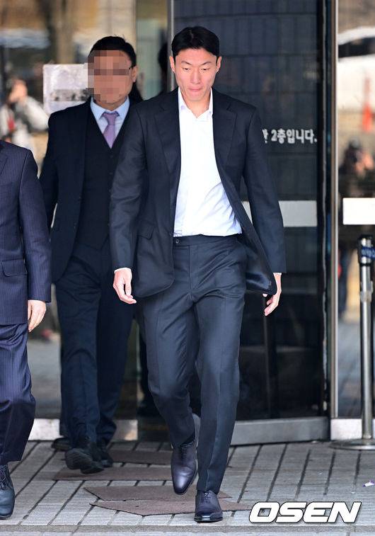[OSEN=지형준 기자] 축구 선수 황의조(알라니아스포르)가 14일 서울 서초구 서울중앙지법에서 열린 1심 선고 공판에 출석했다.성폭력범죄의처벌등에관한특례법위반 협의로 기소된 황의조는 1심에서 징역 1년에 집행유예 2년을 선고 받았다. 황의조가 1심 선고 공판을 마치고 취재진에 둘러싸여 질문에 답을 하고 있다. 2025.02.14 /jpnews@osen.co.kr