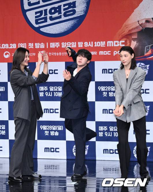 [OSEN=조은정 기자]MBC 새 예능 ‘신인감독 김연경’ 제작발표회가 24일 서울 마포구 상암 MBC 골든마우스홀에서 열렸다.오는 28일 첫 방송하는 MBC 새 예능 프로그램 ‘신인감독 김연경’은 신인감독으로 돌아온 배구계의 전설 배구 황제 김연경의 구단 창설 프로젝트다.표승주, 세븐틴 부승관, 김연경이 포즈를 취하고 있다.  2025.09.24 /cej@osen.co.kr
