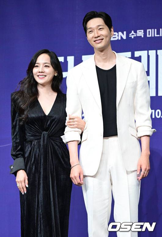 [OSEN=최규한 기자] 24일 오후 서울 신도림동 더 링크 서울에서 MBN 새 수목미니시리즈 ‘퍼스트레이디’ 제작발표회가 열렸다.드라마 ‘퍼스트레이디’는 대통령에 당선된 남편이 장차 퍼스트레이디가 될 아내에게 이혼을 요구하는 초유의 사건이 벌어지면서 펼쳐지는 이야기를 담는다. 배우 유진과 지현우가 포토타임을 하고 있다. 2025.09.24 / dreamer@osen.co.kr