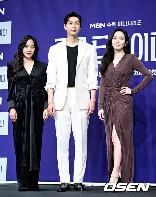 [OSEN=최규한 기자] 24일 오후 서울 신도림동 더 링크 서울에서 MBN&nbsp;새 수목미니시리즈&nbsp;‘퍼스트레이디’ 제작발표회가 열렸다.드라마&nbsp;‘퍼스트레이디’는&nbsp;대통령에 당선된 남편이 장차 퍼스트레이디가 될 아내에게 이혼을 요구하는 초유의 사건이 벌어지면서 펼쳐지는 이야기를 담는다.&nbsp;배우 유진-지현우-이민영(왼쪽부터)이 포토타임을 하고 있다. 2025.09.24 / dreamer@osen.co.kr