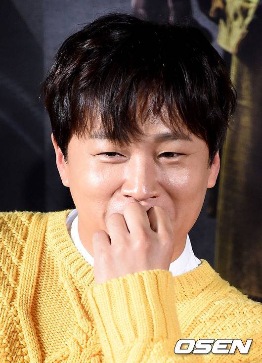 [OSEN=지형준 기자] 주호민 작가의 동명 웹툰을 원작으로 한 기대작이자, 매력적인 캐릭터와 싱크로율 높은 캐스팅으로 뜨거운 관심을 받고 있는 영화 '신과함께' (김용화 감독) 제작보고회가 14일 오전 서울 롯데시네마 건대입구에서 열렸다.차태현이 질문에 답을 하고 있다. /jpnews@osen.co.kr