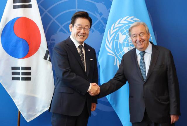 ▲이재명 대통령이 23일(현지시간) 미국 뉴욕 유엔본부에서 안토니우 구테흐스 사무총장을 접견하며 악수하고 있다. ⓒ연합뉴스