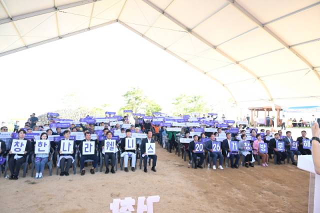 ▲보랏빛 노을에 물든 감악산 꽃별여행 거창관광 르네상스의 서막. ⓒ거창군