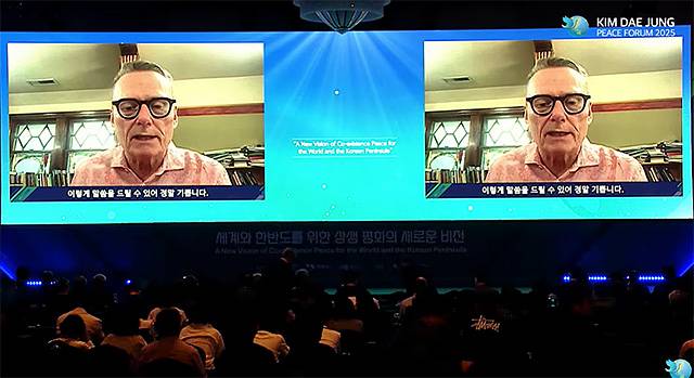 ▲ 24일 호텔현대 바이 라한 목포에서 김대중평화센터가 주관하고 전라남도, 목포시, 신안군이 주최하는 제3회 김대중 평화회의가 열렸다. 이날 '평화경제: 세계와 한반도를 위한 전략'을 주제로 2024년 노벨경제학상 수상자 제임스 로빈슨 시카고대학교 교수가 기조연설을 가졌다. ⓒ2025 김대중평화회의 유튜브 갈무리.