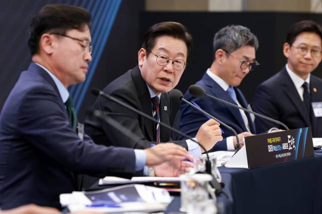 ▲이재명 대통령이 지난 15일 서울 성북구 한국과학기술연구원(KIST)에서 열린 제1차 핵심규제 합리화 전략회의에서 참석자들과 토론하고 있다. ⓒ연합뉴스