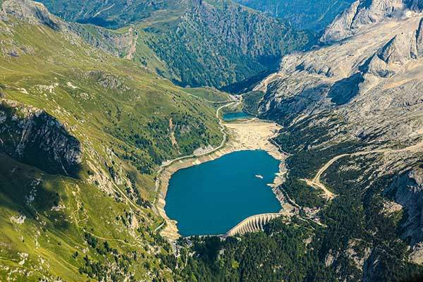 마르몰라다의 유일한 빙하호수 페 다이아. 빙하의 물이 모여 만들어진 호수다.