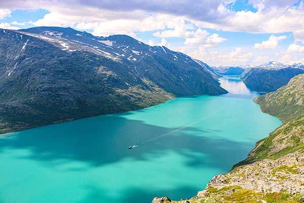 호수를 가로 지르며 하이커들을 운송하는 페리.