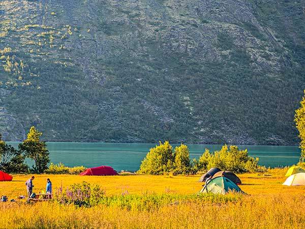호숫가에서 캠핑을 하는 백패커들.