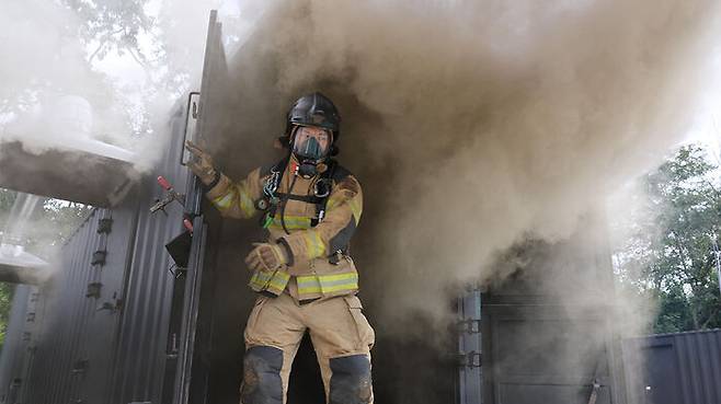 실제 화재현장처럼 강한 연기가 솟아오르고 있다.