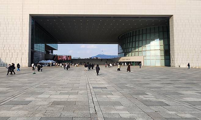 ‘벽’에서 영감을 얻어 설계된 국립중앙박물관의 가운데에는 남산을 바라볼 수 있는 ‘열린마당’이 있다. 나중에 열린마당이 용산공원으로 이어지고 한강과 맞닿는다면 국립중앙박물관은 산과 강에 깃든 서울(Seoul)의 혼(soul)이 지나는 ‘혼문(魂門)’이 될 것이다.