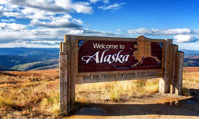 미국이 1867년 제정 러시아에서 구입한 알래스카는 오늘날 미국 50개주 가운데 면적이 가장 넓은 주에 해당한다. 풍부한 광물 자원과 독특한 지리적 위치로 높은 경제적·군사적 가치를 지닌다. SNS 캡처