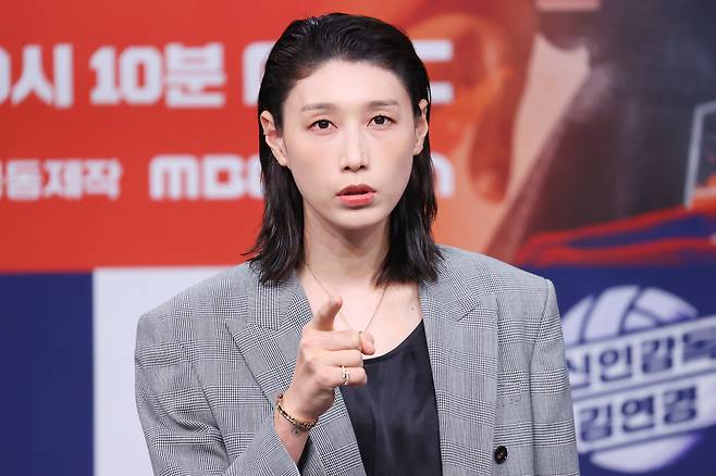 김연경이 24일 서울 마포구 MBC 골든마우스홀에서 열린 MBC 새 예능 '신인감독 김연경' 제작발표회에 참석해 포즈를 취하고 있다. 연합