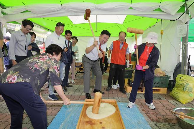 2025 청원생명축제 체험장에서 이범석 청주시장 등이 떡메&nbsp;치기를 체험하고 있다. 청주시 제공