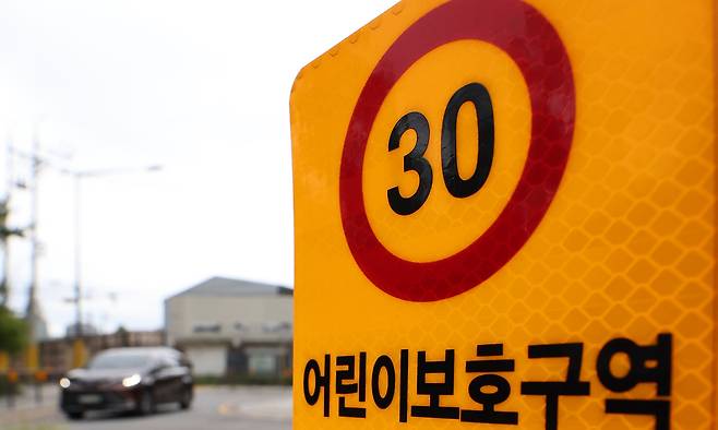 2024년 전국 어린이보호구역(스쿨존)에서 발생한 교통사고가 최근 5년 사이 가장 많았던 것으로 파악된 가운데 24일 서울 시내 한 초등학교 앞에 어린이보호구역 표지판이 설치돼 있다. 연합뉴스