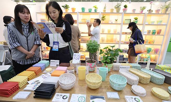 24일 서울 강남구 삼성동 코엑스에서 열린 ‘대한민국ESG친환경대전’ 부스를 찾은 관람객들이 친환경 제품을 살펴보고 있다. 이제원 선임기자