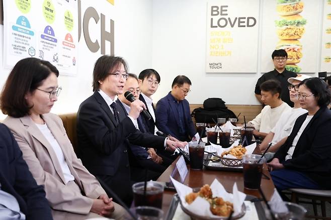 가맹업계 현장 찾은 공정거래위원장  주병기(왼쪽 두 번째) 공정거래위원장이 23일 서울 마포구의 한 패스트푸드 매장에서 열린 가맹업계 현장 간담회에서 발언하고 있다. 주 위원장은 이날 ‘가맹점주 권익 강화 종합대책’을 발표했다. 뉴스1