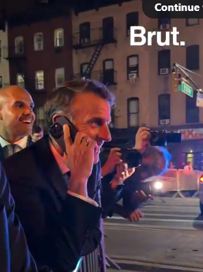 22일(현지시간) 밤 마크롱 대통령이 유엔 총회에 참석한 뒤 미국 뉴욕 맨해튼의 한 도로를 건너려다가 경찰관에게 제지당한 뒤 트럼프 대통령에게 전화를 건 모습. 프랑스 매체 브뤼 제공 영상 캡처