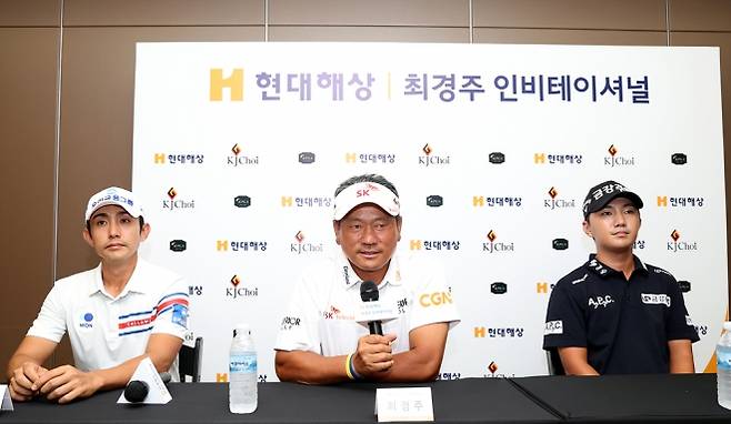 최고령 우승 기록 경신 도전 최경주 “우승 염두에 둔 적 없다” - 최고령 우승 기록 경신 도전 최경주 “우승 염두에 둔 적 없다”     (여주=연합뉴스) 프로골퍼 최경주(가운데)가 24일 여주 페럼클럽에서 열린 한국프로골프(KPGA)투어 현대해상 최경주 인비테이셔널 공식 기자회견에서 발언하고 있다. 왼쪽부터 이수민, 최경주, 옥태훈. 2025.9.24 [KPGA 제공. 재판매 및 DB 금지]      photo@yna.co.kr (끝)   <저작권자(c) 연합뉴스, 무단 전재-재배포, AI 학습 및 활용 금지>