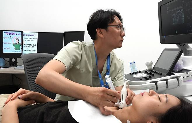 유원상 단국대병원 갑상선센터장 세침흡인검사를 하고 있다. ⓒ단국대병원 제공