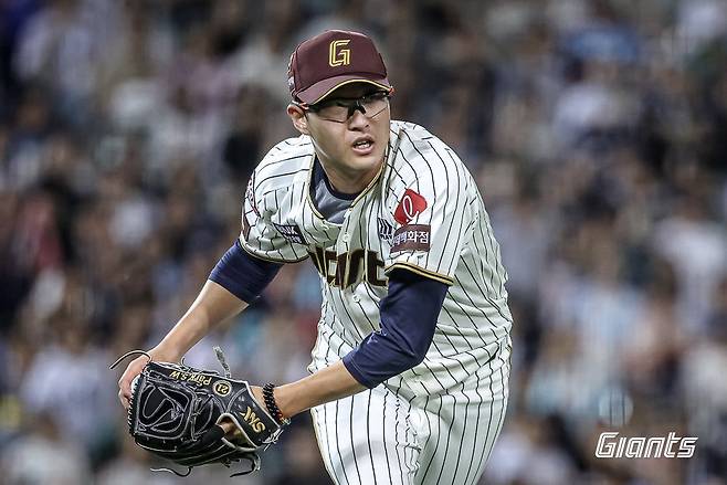 롯데 박세웅이 23일 울산 문수구장에서 열린 NC와 홈경기에 선발등판해 타구를 처리하고 있다. 사진제공｜롯데 자이언츠