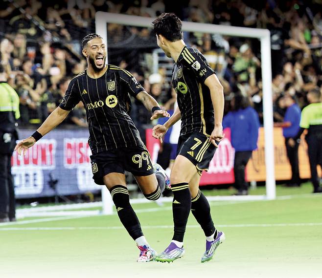 손흥민(오른쪽)과 데니스 부앙가가 22일 미국 캘리포니아주 LA의 BMO 스타디움에서 열린 2025 MLS 레알 솔트레이크와 홈경기에서 마주보며 웃고 있다. AFP연합뉴스