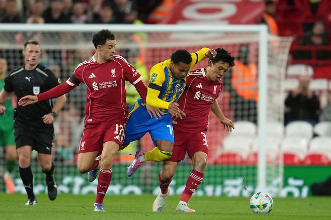 리버풀 커티스 존스(왼쪽)와 엔도 와타루(오른쪽)가 24일 사우샘프턴전에서 캄메론 앛처를 협력해서 막고 있다. AP연합뉴스