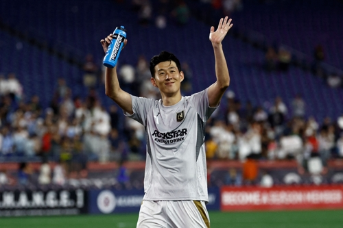 LAFC 손흥민이 MLS 뉴잉글랜드전을 승리한 뒤 팬들에게 인사하고 있다. AFP연합뉴스