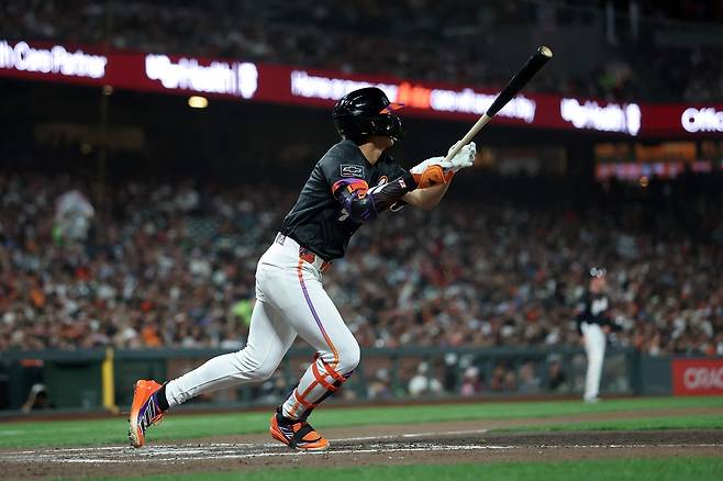 이정후가 24일 미국 캘리포니아주 샌프란시스코의 오라클 파크에서 열린 세인트루이스 카디널스와 2025 메이저리그(MLB) 정규리그 홈경기에서 3회말 적시타를 치고 있다. 샌프란시스코 | AFP연합뉴스