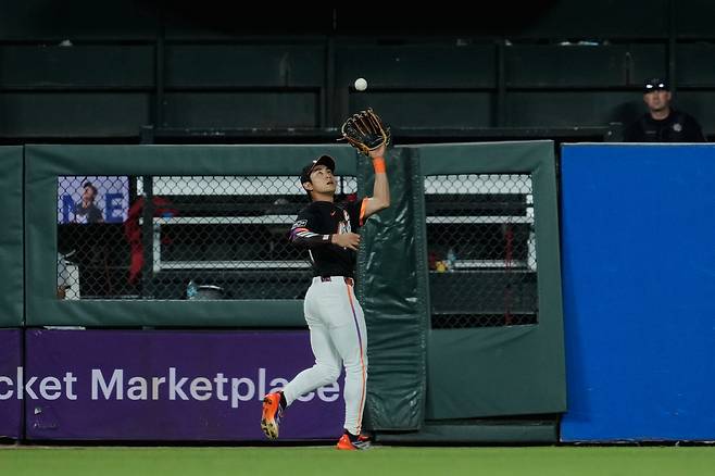 이정후가 24일 미국 캘리포니아주 샌프란시스코의 오라클 파크에서 열린 세인트루이스 카디널스와 2025 메이저리그(MLB) 정규리그 홈경기에서 타구를 잡아내고 있다.  샌프란시스코 | AP연합뉴스