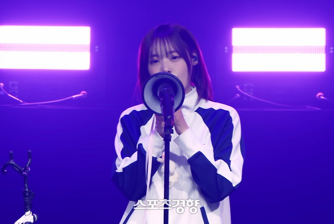 QWER 시연이 무대에서 확성기를 사용하는 모습. QWER 유튜브 캡처.