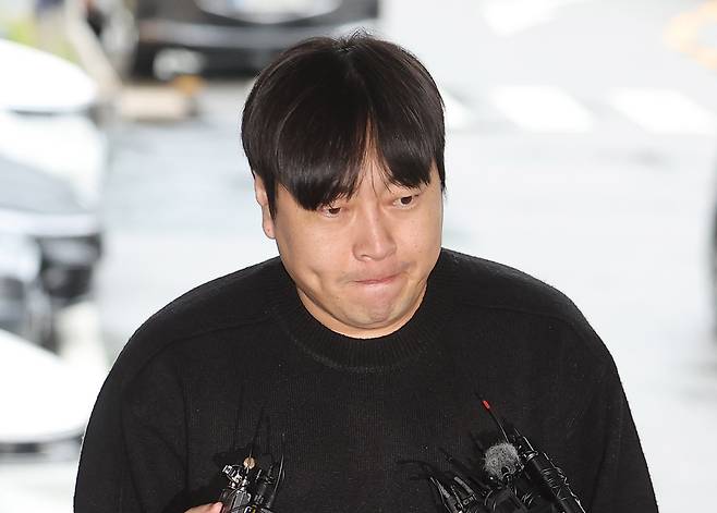 인터넷 불법 도박 사실을 고백한 코미디언 이진호가 지난해 10월 관련 조사를 받기 위해 서울 강남경찰서로 출석하고 있다. 연합뉴스