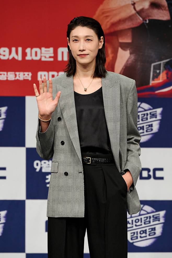 전 배구 국가대표 김연경이 24일 오후 서울 상암동 MBC 골든마우스홀에서 열린 새 예능 ‘신인감독 김연경’의 제작발표회에 참석해 포즈를 취하고 있다. 사진 MBC