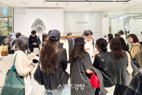 지난해 11월 일본에 오픈했던 팝업스토어 ‘더현대 글로벌 파르코 팝업’ 매장에 현지 고객들이 모여 있다.