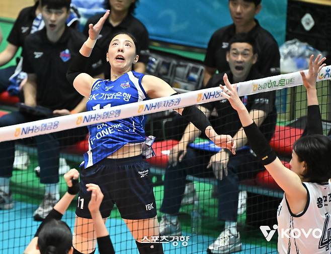 IBK기업은행 육서영이 24일 전남 여수 진남체육관에서 열린 2025 여수·NH농협컵 프로배구대회(컵대회) 여자부 조별리그 B조 한국도로공사전에서 공격을 때리고 있다. KOVO 제공