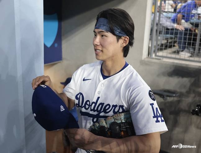 장비를 챙기며 경기 준비를 하는 김혜성. /AFPBBNews=뉴스1