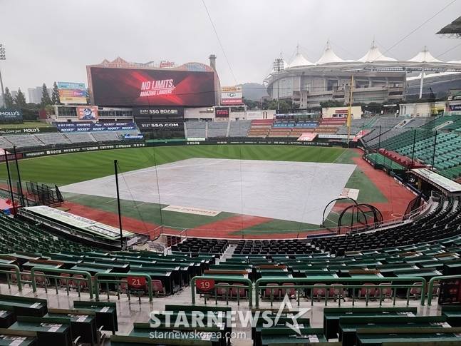 24일 오후 방수포가 깔린 SSG랜더스필드의 전경. /사진=박수진 기자