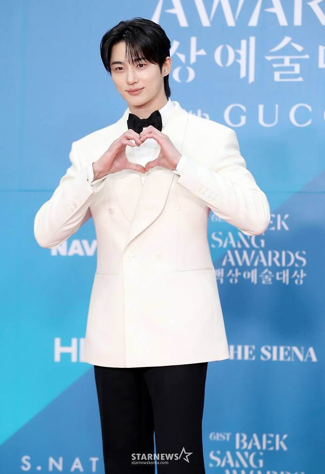 배우 변우석이 5일 오후 서울 강남구 코엑스에서 열린 제61회 백상예술대상 시상식에 참석해 포즈를 취하고 있다. /2025.05.05 /사진=김휘선 hwijpg@