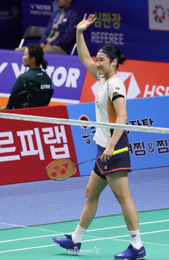 안세영이 승리 후 환호하는 관중들에게 손을 흔들며 화답하고 있다. /사진=김진경 대기자